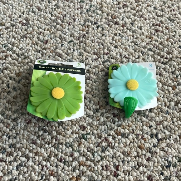 Daisy Other - Daisy Brand Silicone Bottle Stopper & Magnet Hook